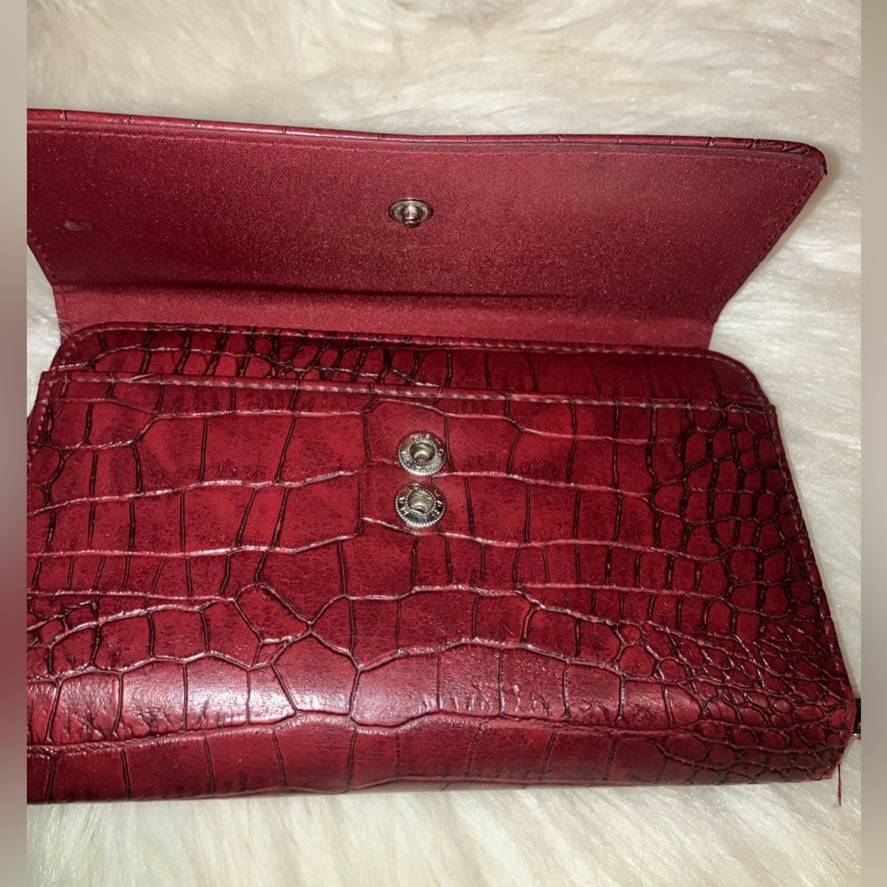 Crocodile-Embossed Red Women's Clutch - Picture 8 of 17